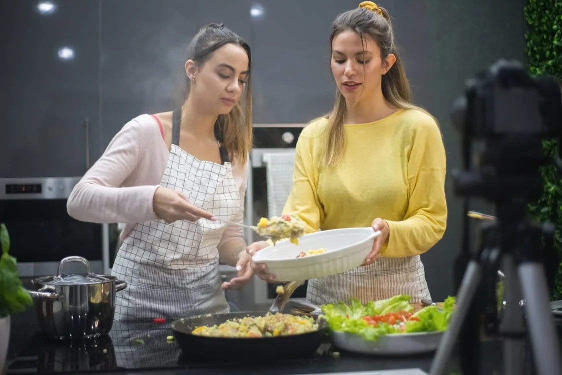 Tiểu sử Dino Vũ — từ chàng trai kinh tế đến food blogger đình đám